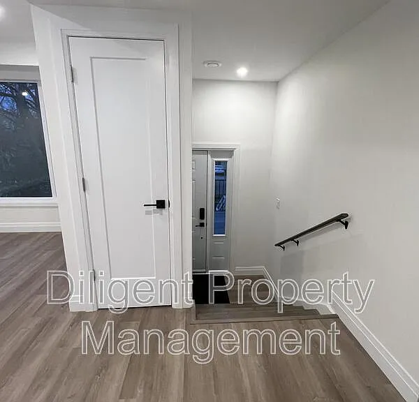 438 Bellevue St #UPPER — Photo 3