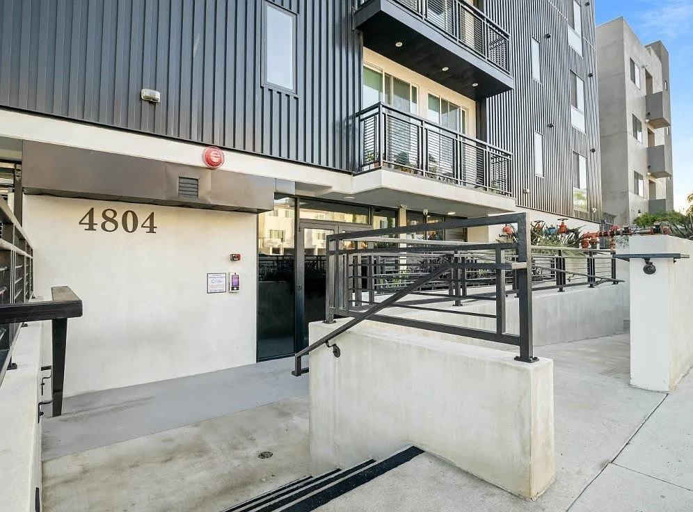 4804 Oakwood — Photo 3