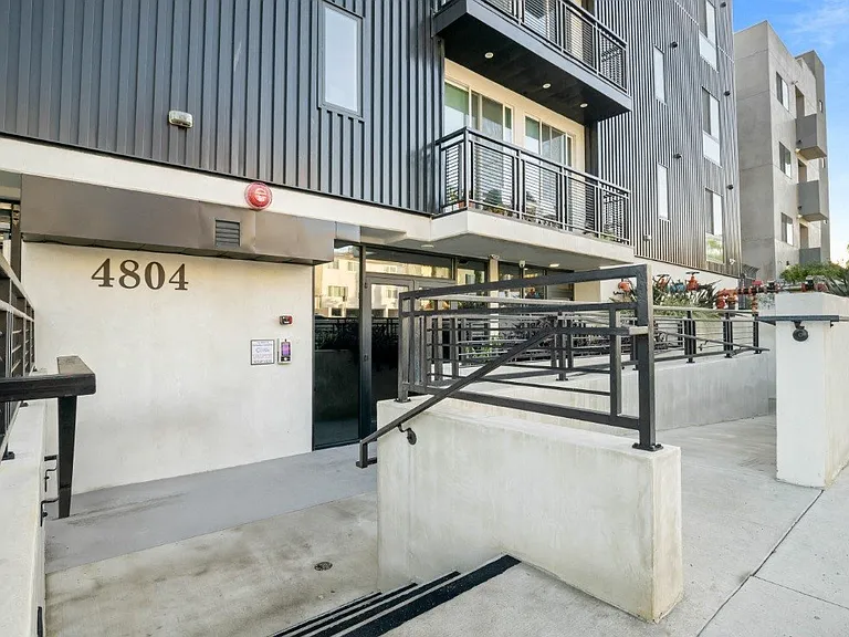 4804 Oakwood — Photo 3