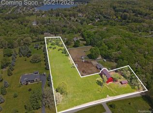 2352 Meadowood Ct, Milford, MI 48380