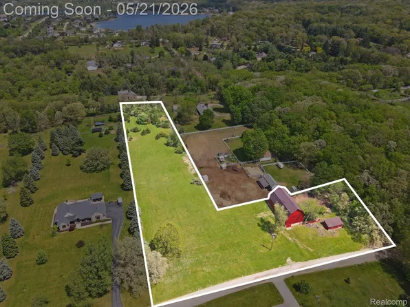 2352 Meadowood Ct, Milford, MI 48380