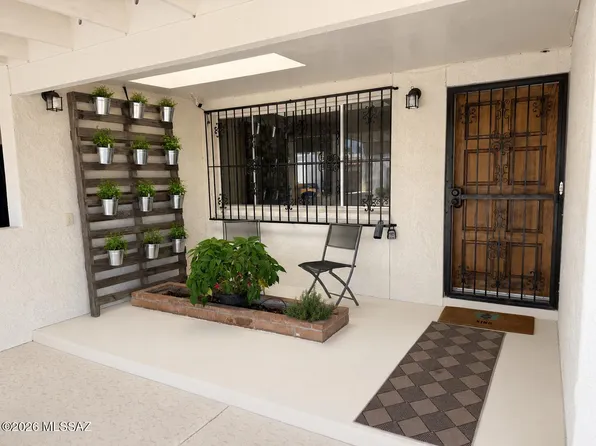 8916 E Palms Park Dr, Tucson, AZ 85715