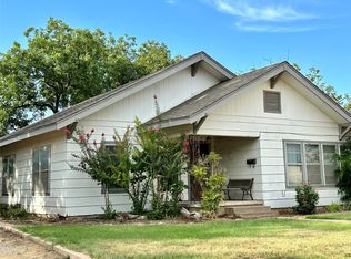 210 E Pierce St, Winters, TX 79567