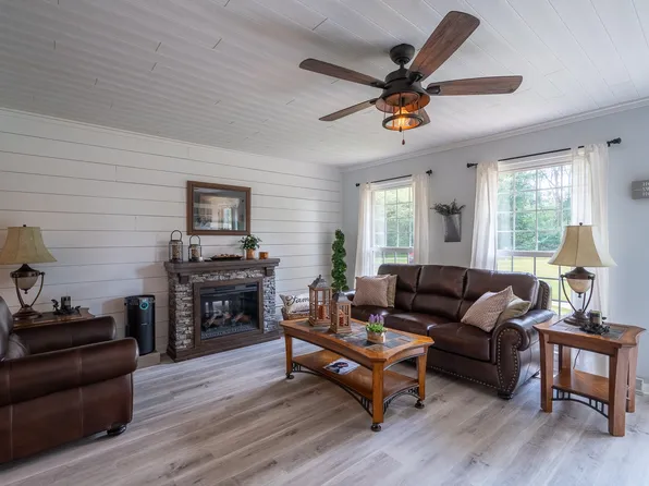 12 Horseshoe Bend Rd, Leoma, TN 38468
