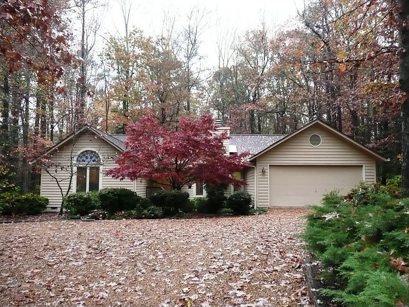 Contemporary Ranch w/Great Floor Plan.  Features Family Room, Great Room, Deck