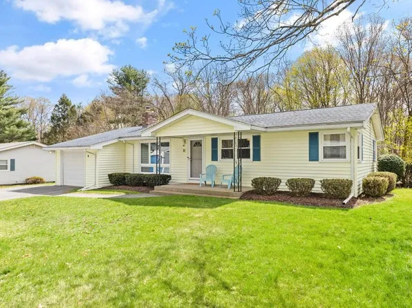 40 Forestdale Dr, Cumberland, RI 02864