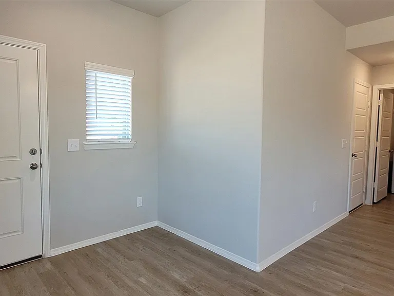 526 Dalloway St — Photo 10