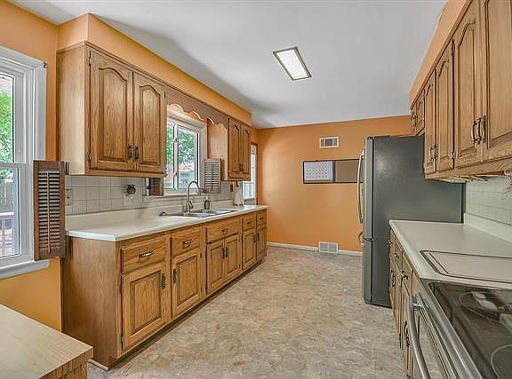 5th image of 118 S Circle Dr