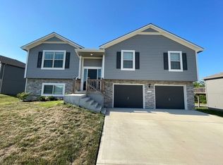 1114 SW 5th Ter, Oak Grove, MO 64075