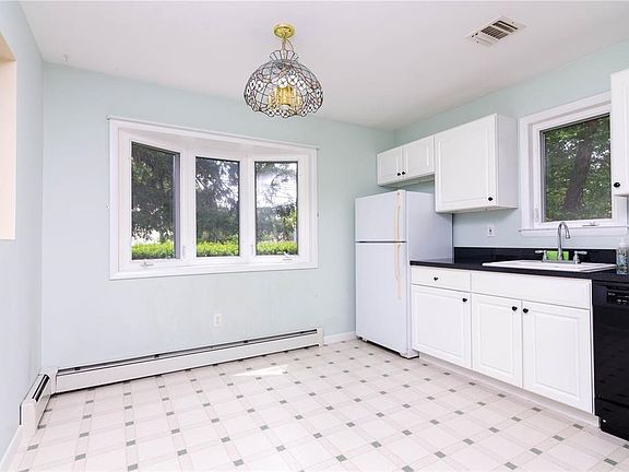 5th image of 104 Freeman Ave