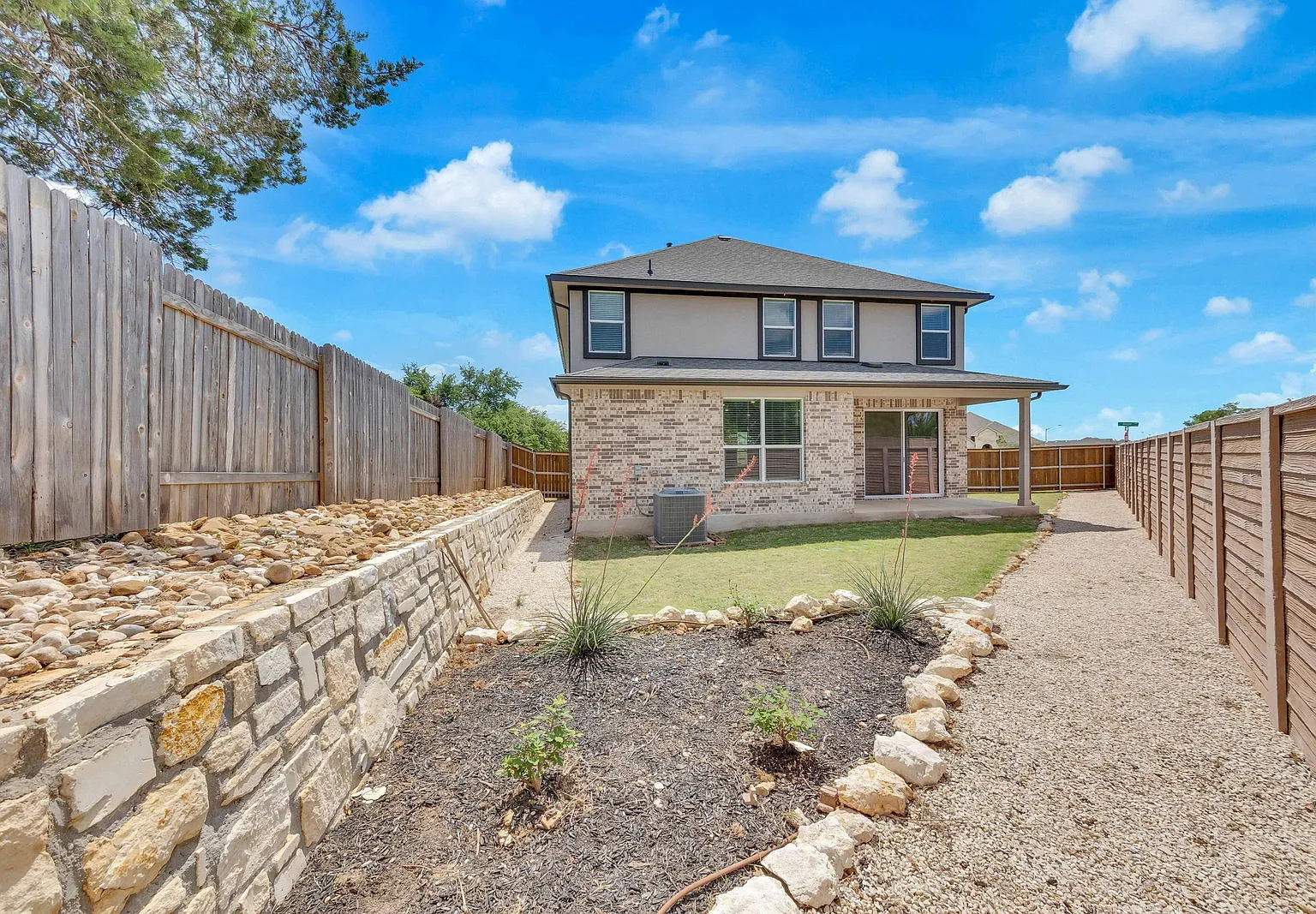 3 bed, 2.5 bath, 2345 sqft, $2,199 — Photo 2