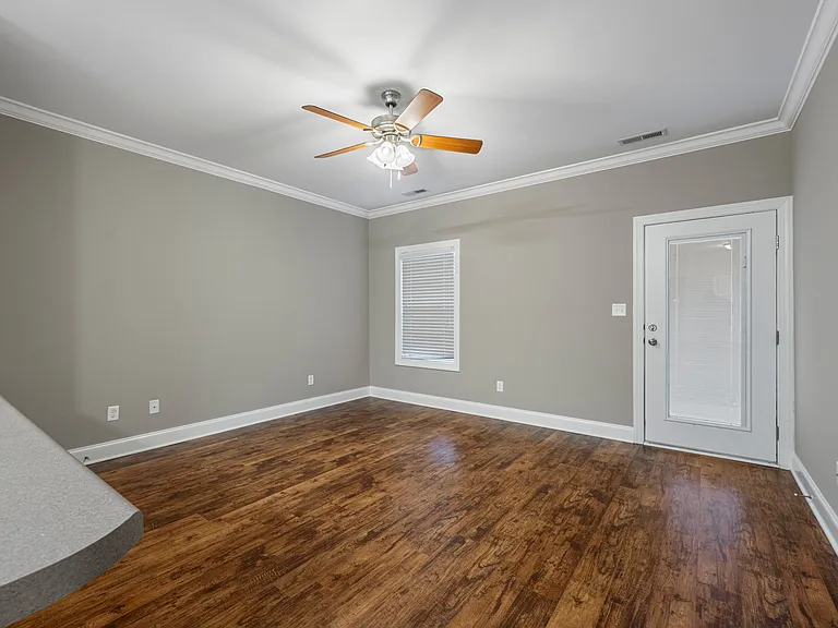 Mount Victor Olde Towne Luxury Apartments — Photo 97