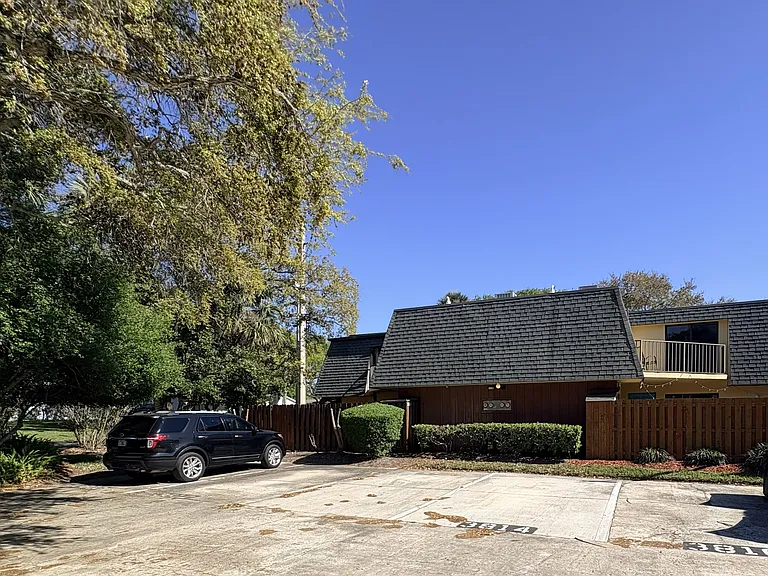 3810 Saxon Dr — Photo 5