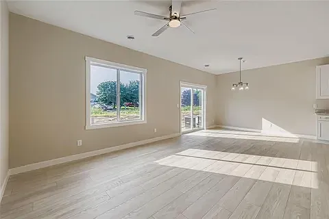 3 bed, 1919 sqft, $2,395 — Photo 2