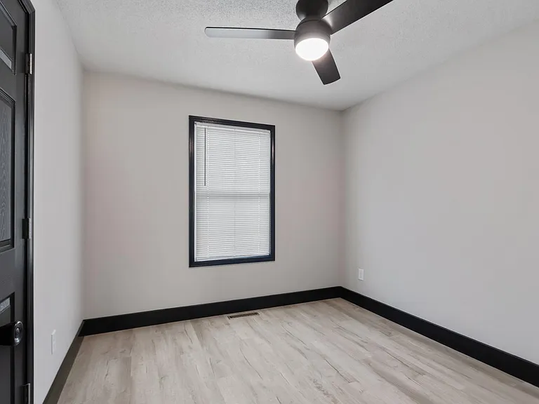 1516 W Meadow St — Photo 14