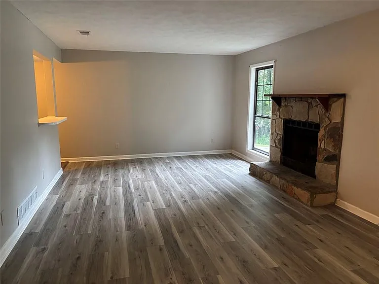 1386 Williamsburg Ln — Photo 3