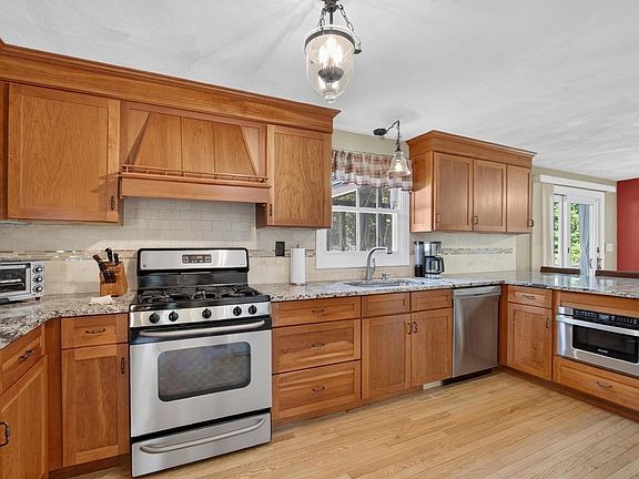 4th image of 6 Paddock Ln