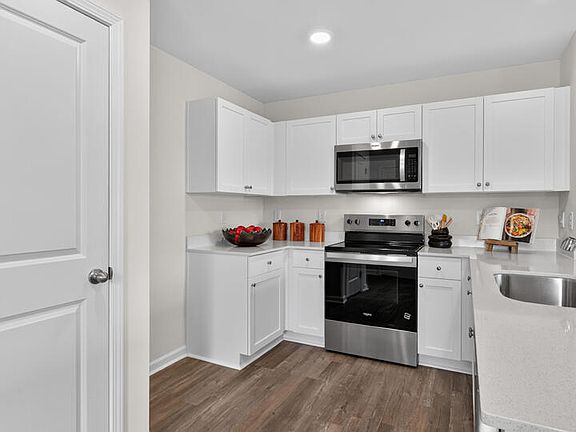 3rd image of 424 Cherry Laurel Drive