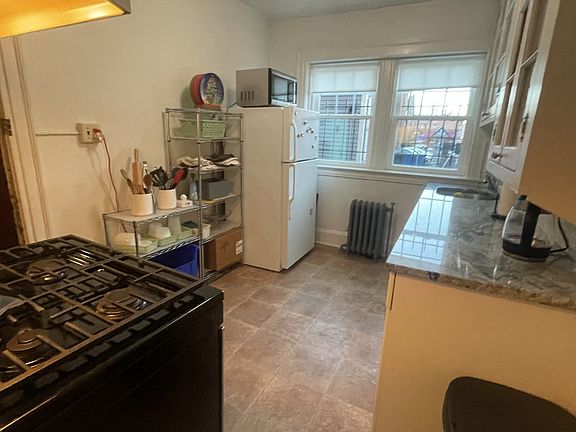 3rd image of 8 Lynwood Pl #8