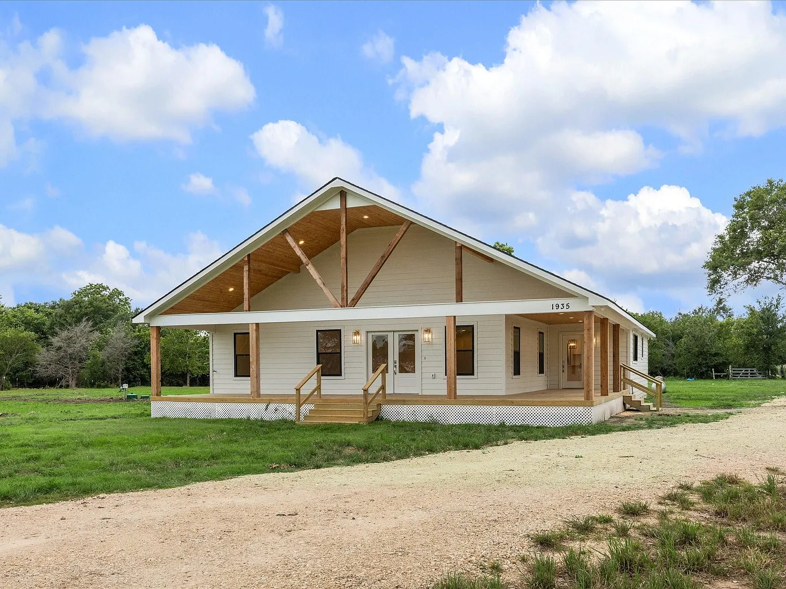 3 bed, 3.0 bath, 2100 sqft, $4,200 — Photo 4