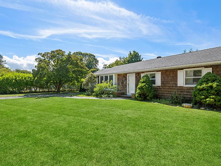 35 Bayberry Ln — Photo 2