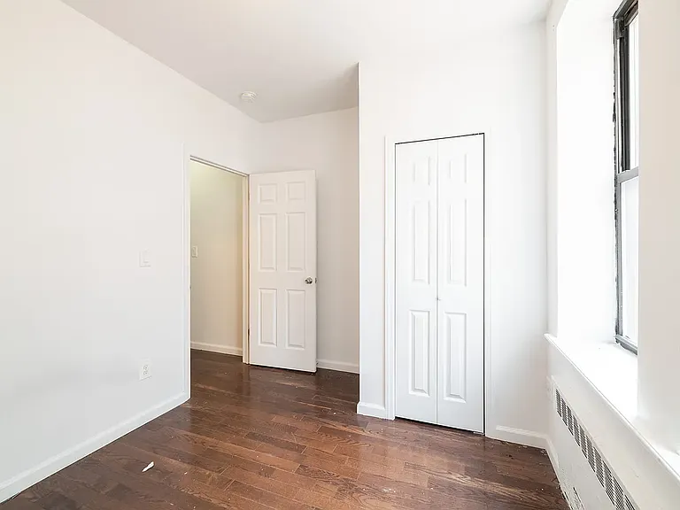 182 E 19th St #3D — Photo 4