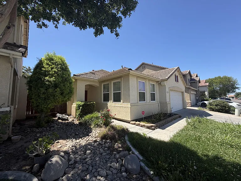 435 Petunia Ct — Photo 6