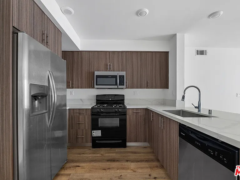 5229 Willowcrest Ave #208 — Photo 9