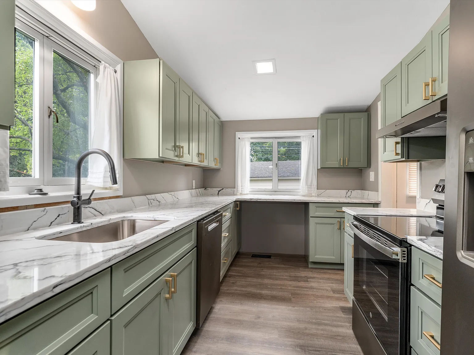 3 bed, 1.5 bath, 1058 sqft, $2,750 — Photo 4
