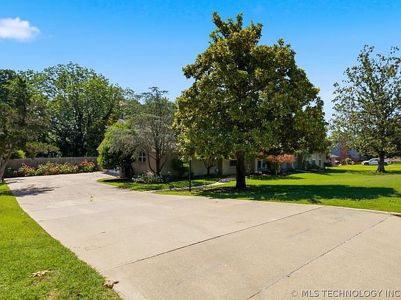 3rd image of 310 S Country Club Rd