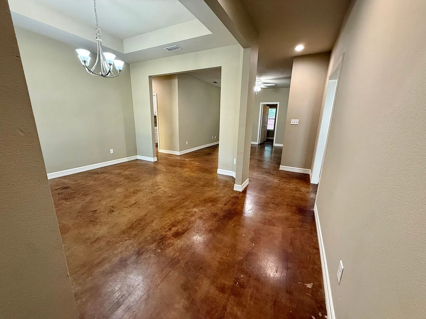 Elegant 4-bed/2-bath plus Garage! — Photo 2
