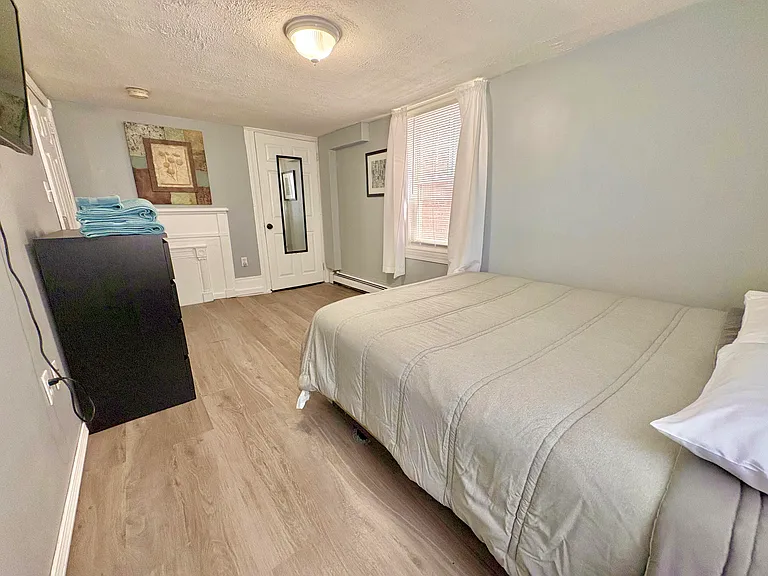 285 Roxbury St — Photo 11