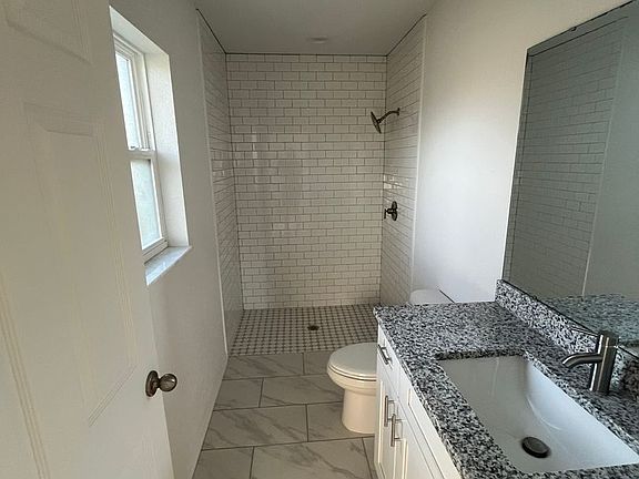 4th image of 980 Waldon Ave
