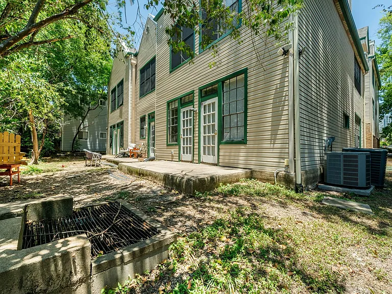 2300 Leon St #101 — Photo 33
