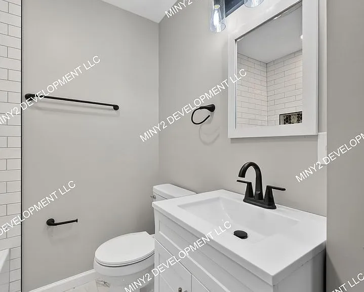 21422 Pembroke Ave — Photo 4
