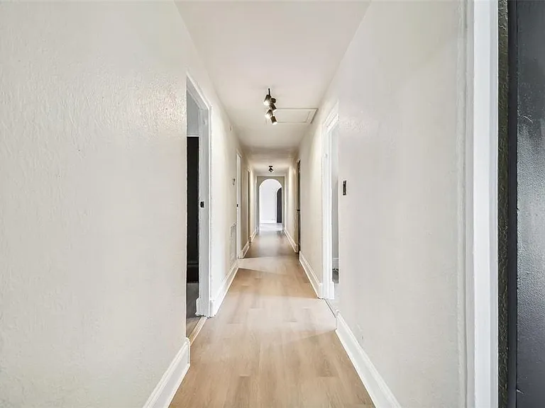 2102 W La Salle St — Photo 35