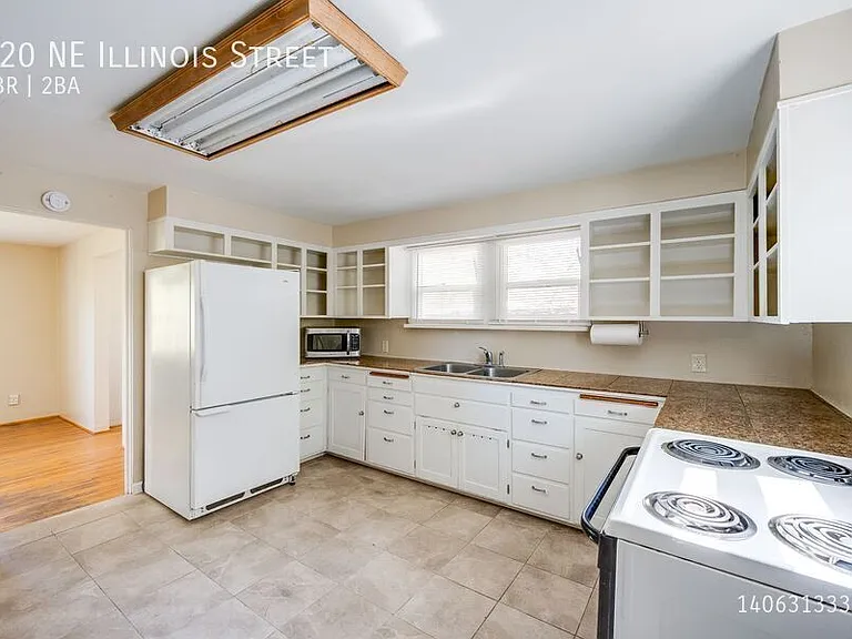 720 NE Illinois St — Photo 3