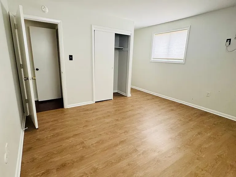 Taylor Court Apartments — Photo 8