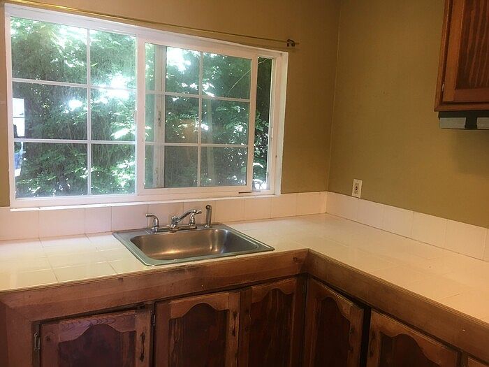 2nd image of 400 Palm Ave APT 2