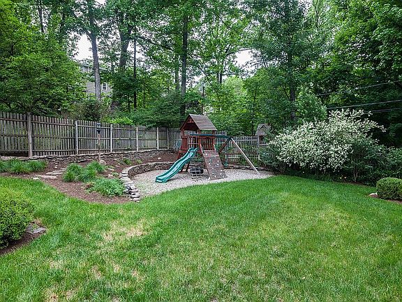 5th image of 539 Laurel Pl