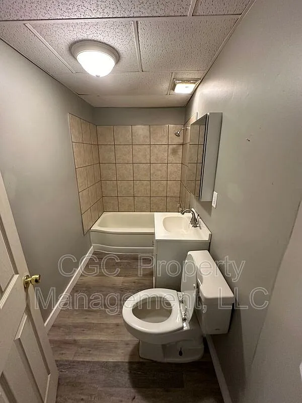 2 bed, 1.0 bath, $950 — Photo 2