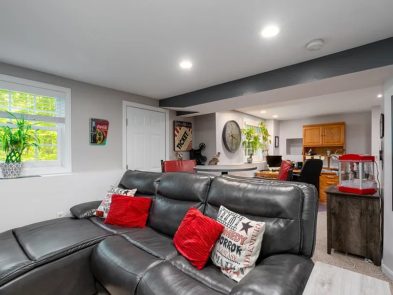 39 Robertson Dr — Photo 30