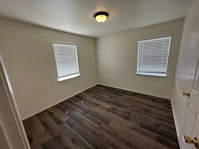 204 W Avenue F — Photo 7