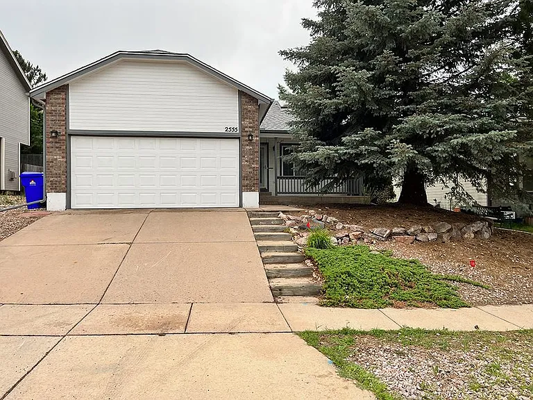 2555 Lyncrest Dr — Photo 1