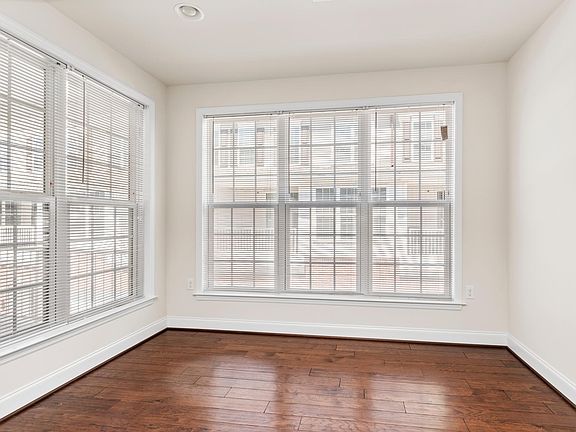 3rd image of 1332 Saxton Way