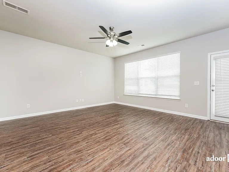 1327 Bass Ln — Photo 5