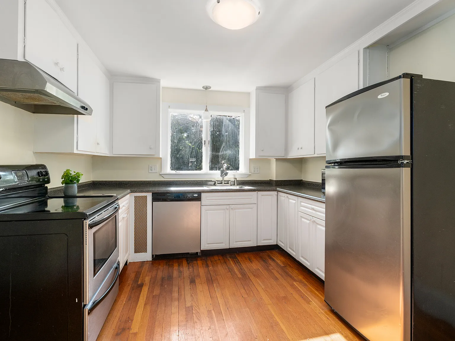 3 bed, 1.5 bath, 2030 sqft, $3,900 — Photo 4