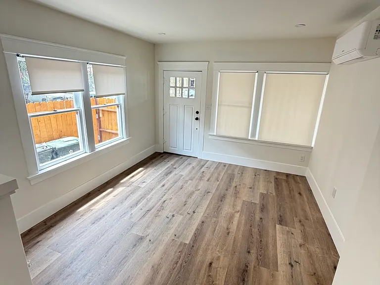 424 E Walnut St — Photo 2