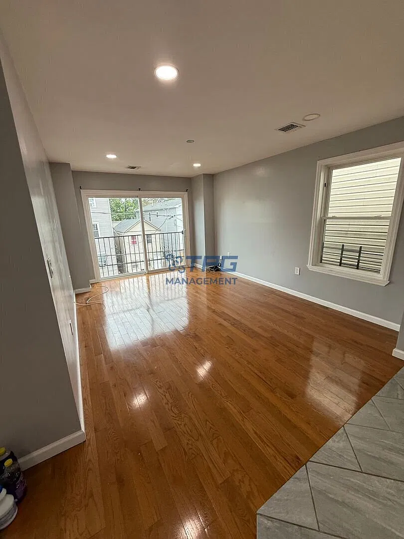 3 bed, 2.0 bath, 1500 sqft, $2,500 — Photo 2