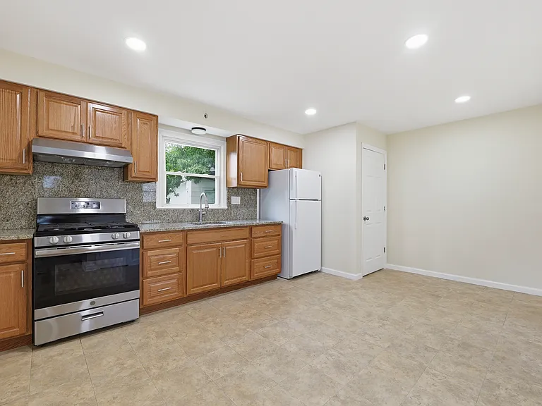 322 Broughton Ave #1 — Photo 8